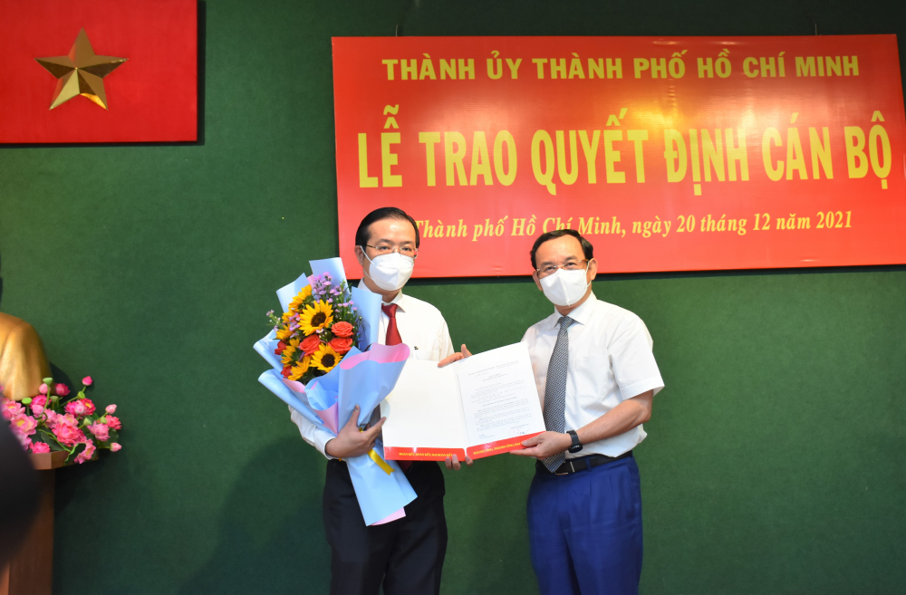 Bí thư Thành ủy TPHCM Nguyễn Văn Nên trao quyết định điều động, chỉ định Phó trưởng Ban Thường trực Ban Tuyên giáo Thành ủy TPHCM