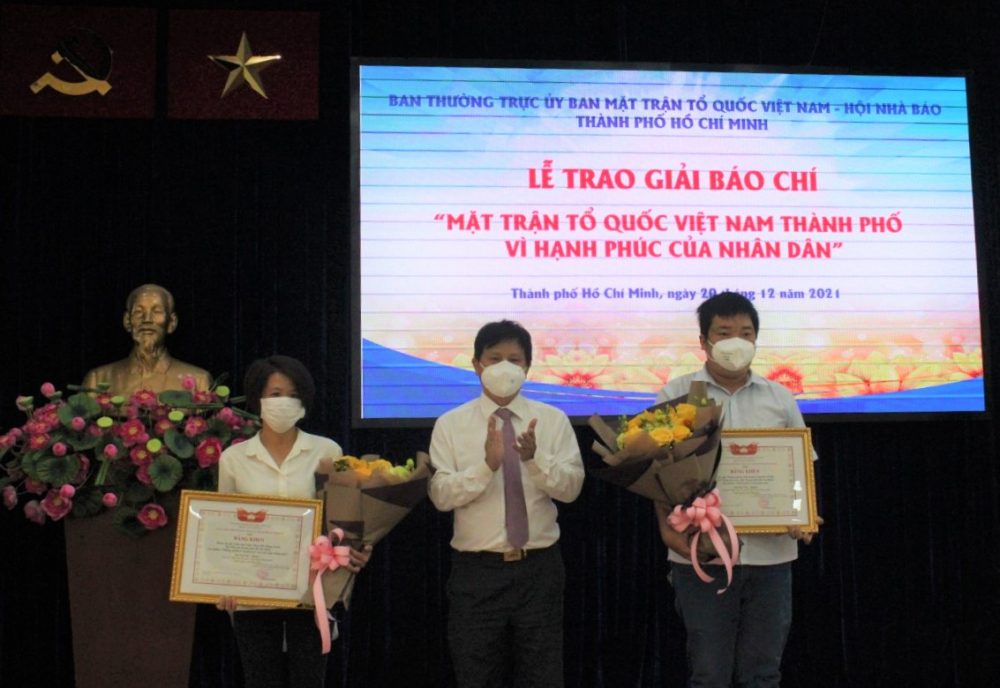Nhà báo Sơn Vinh (phải) của Báo Phụ Nữ TPHCM nhận giải Nhì cho loạt bài “Những người ở “tuyến sau” của mặt trận chống dịch”.
