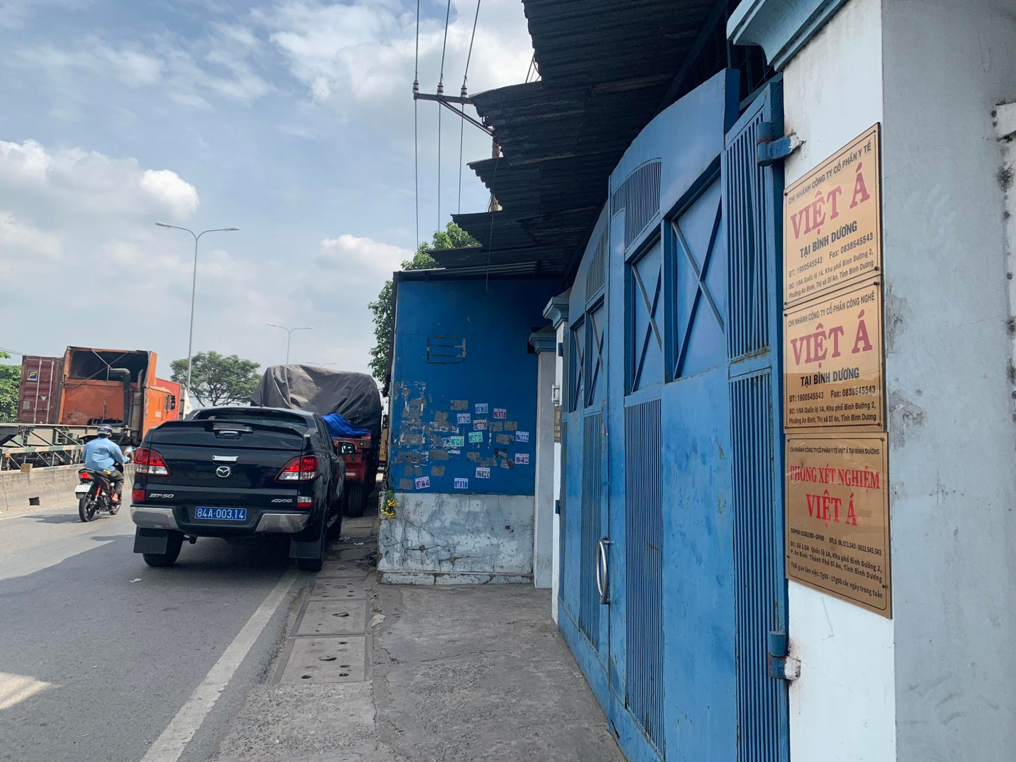 Ba biển hiệu của chi nhánh công ty Việt Á vẫn treo trước cổng