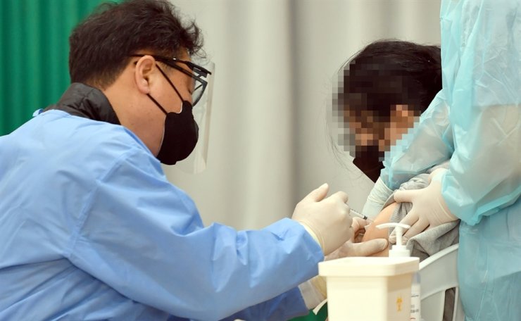 Một học sinh nhận vắc-xin COVID-19 tại một trường học ở Gwangju, ngày 16 tháng 12. Tổ chức Báo chí Liên hợp
