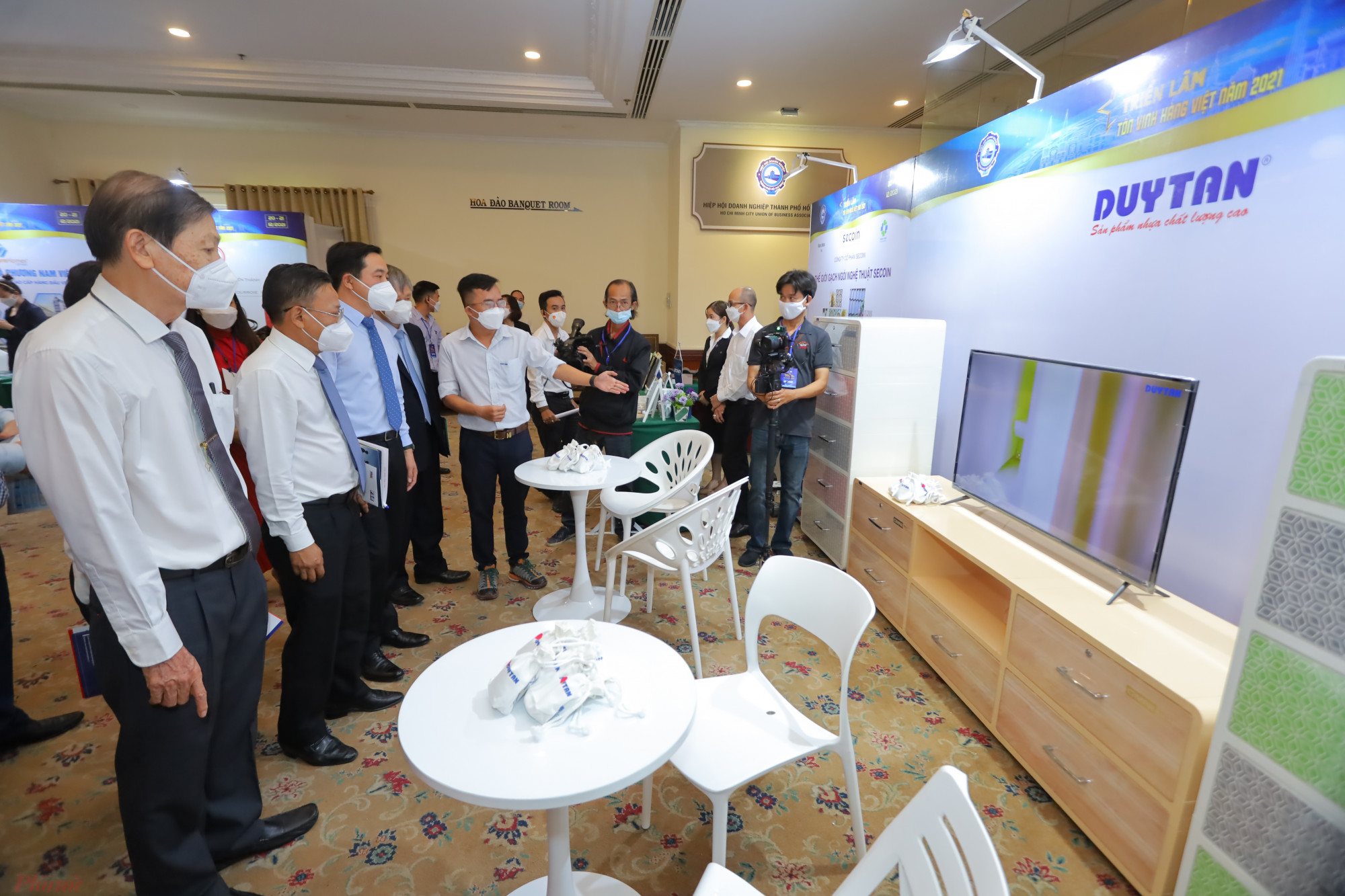 Các doanh nghiệp trưng bày sản phẩm tại Triển lãm Tôn vinh hàng Việt năm 2021 