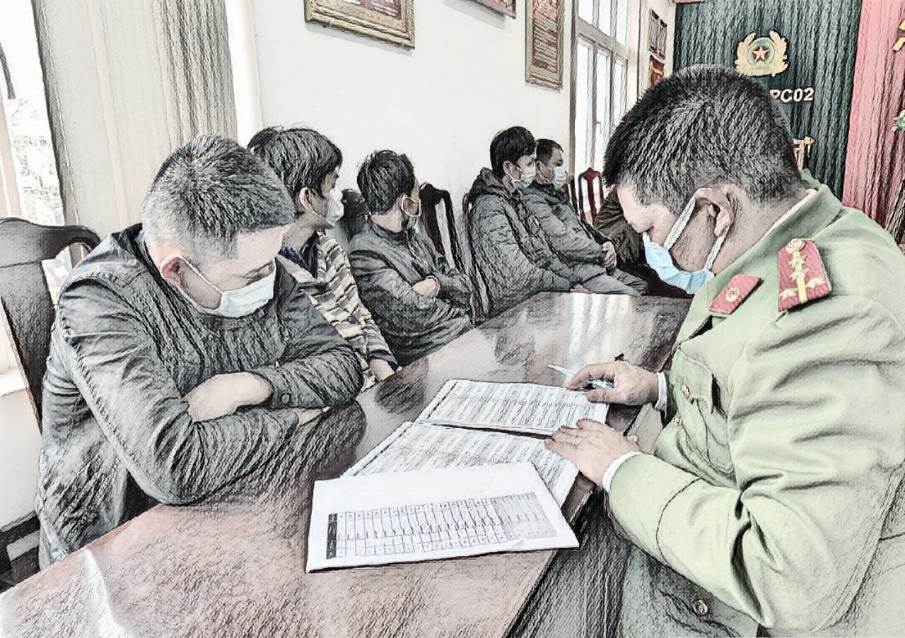 Cơ quan công an lấy lời khai các đối tượng tham gia đánh bạc tại cà phê 186 đường Nguyễn Văn Linh TP. Huế