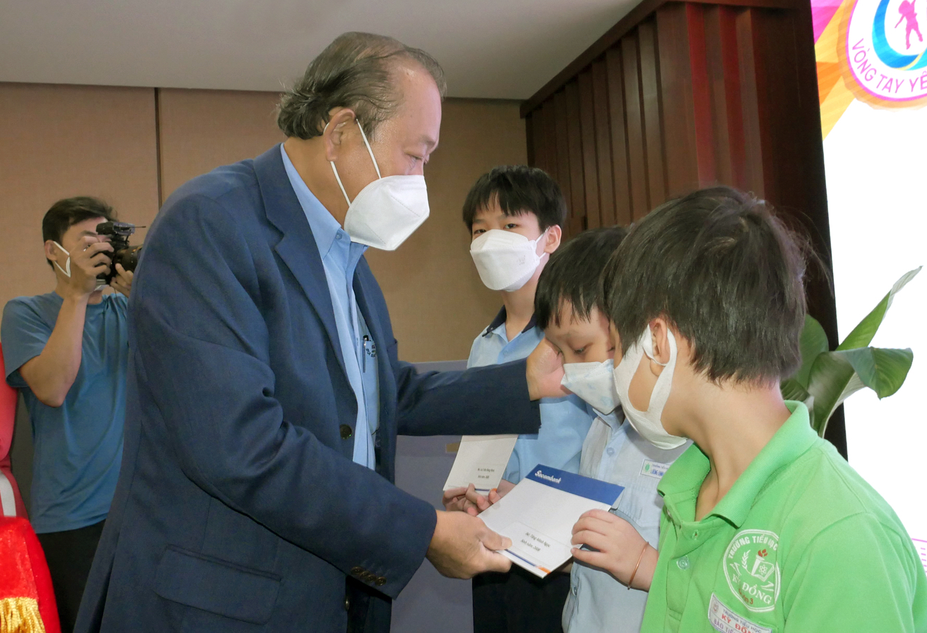Nguyên Phó Thủ tướng Thường trực Trương Hòa Bình tặng quà cho trẻ em được bảo trợ từ chương trình “Vòng tay yêu thương” 