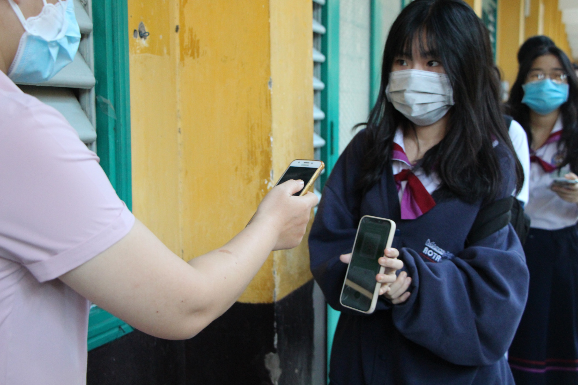 Học sinh lớp 12 Trường THPT Trưng Vương quét mã QR khai báo y tế trước khi vào lớp