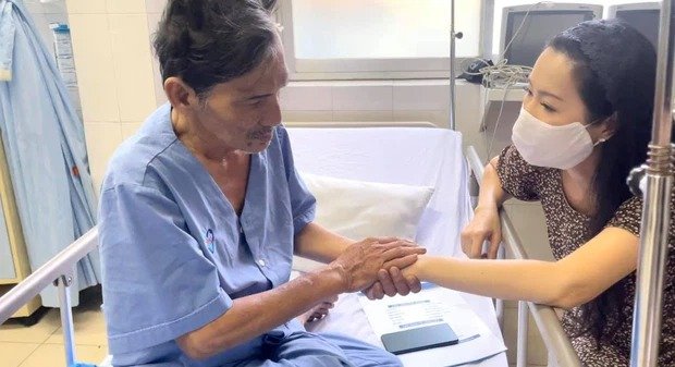 NS Trịnh Kim Chi đến thăm diễn viên Thương Tín khi ông nằm viện