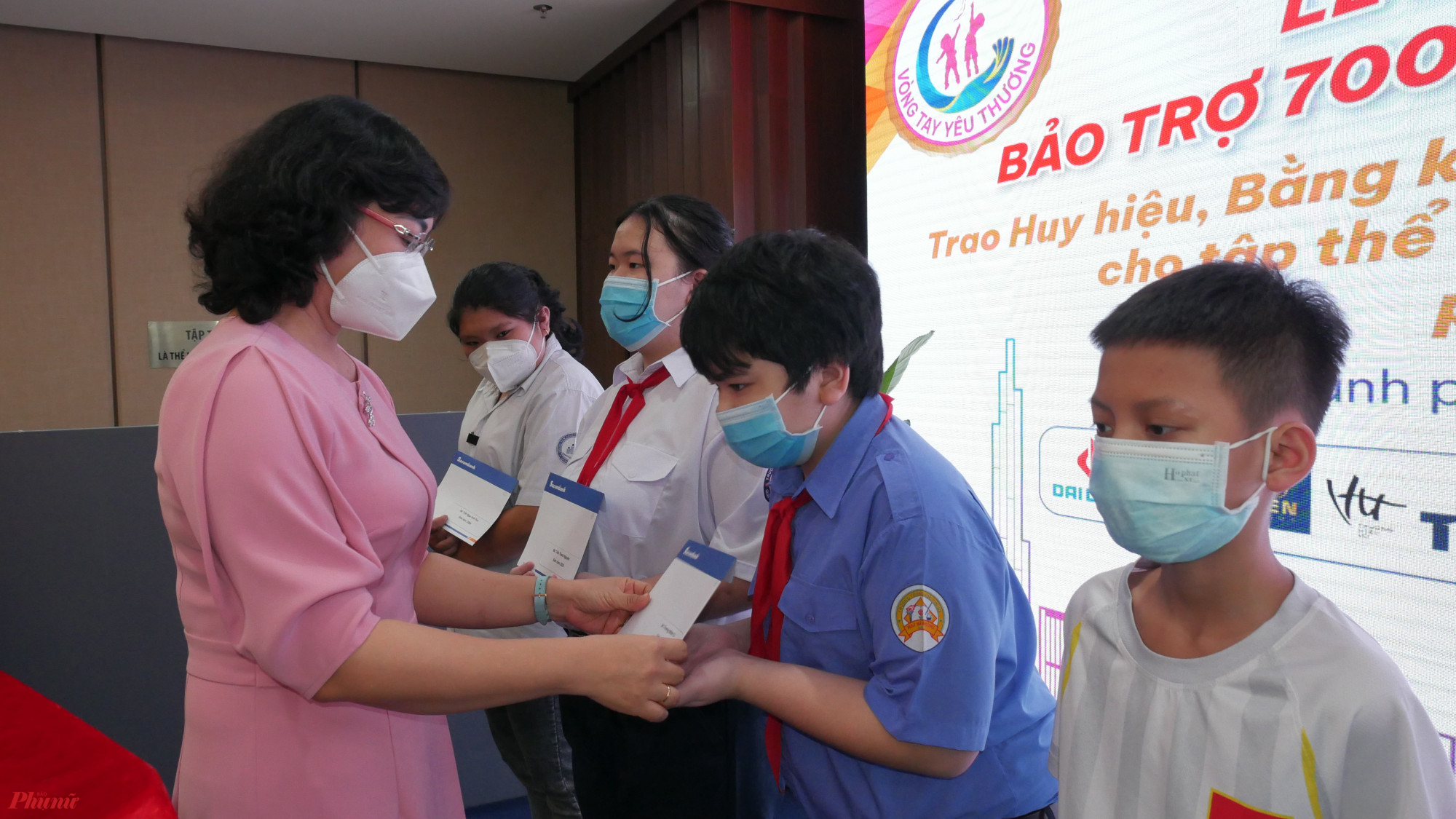 7 - Phó Chủ tịch UBND TPHCM Phan Thị Thắng tặng quà cho trẻ em được bảo trợ từ chương trình Vòng tay yêu thương 