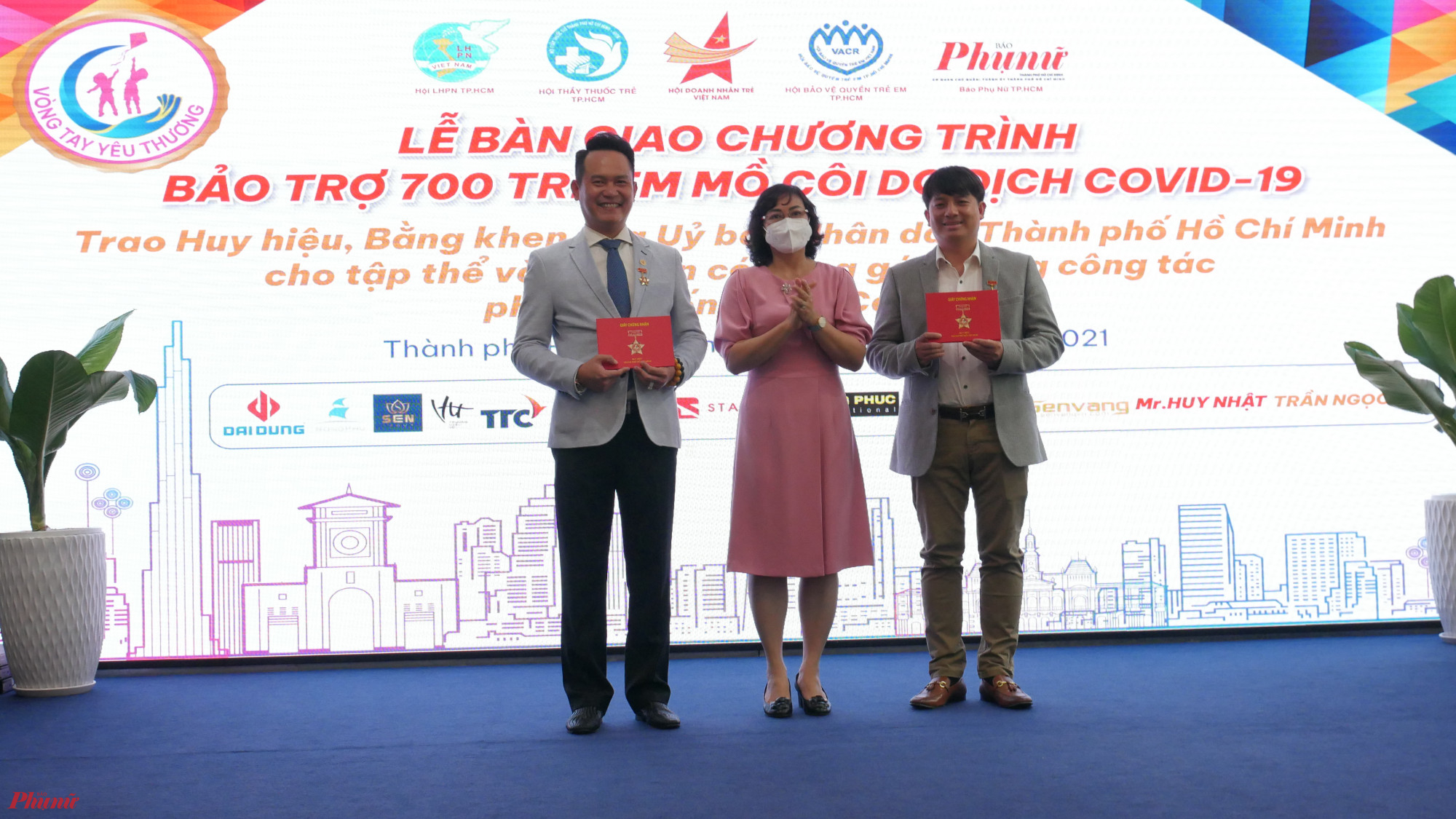 UBND TPHCM tặng Huy hiệu thành phố cho ông Đặng Hồng Anh - Chủ tịch Hội Doanh nhân trẻ Việt Nam và ông Hoàng Tuấn Anh - Ủy viên UBTW Hội Doanh nhân trẻ Việt Nam, trao tặng bằng khen cho 22 tập thể, cá nhân tiêu biểu của Hội.