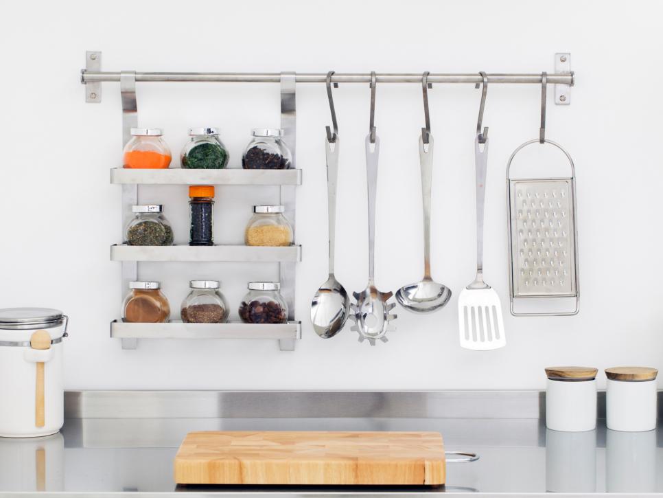 Nhà bếp hiện đại có tổ chức Một hệ thống lưu trữ gắn trên tường có thể tùy chỉnh và giữ các đồ dùng hàng ngày và gia vị ngay trên tay.