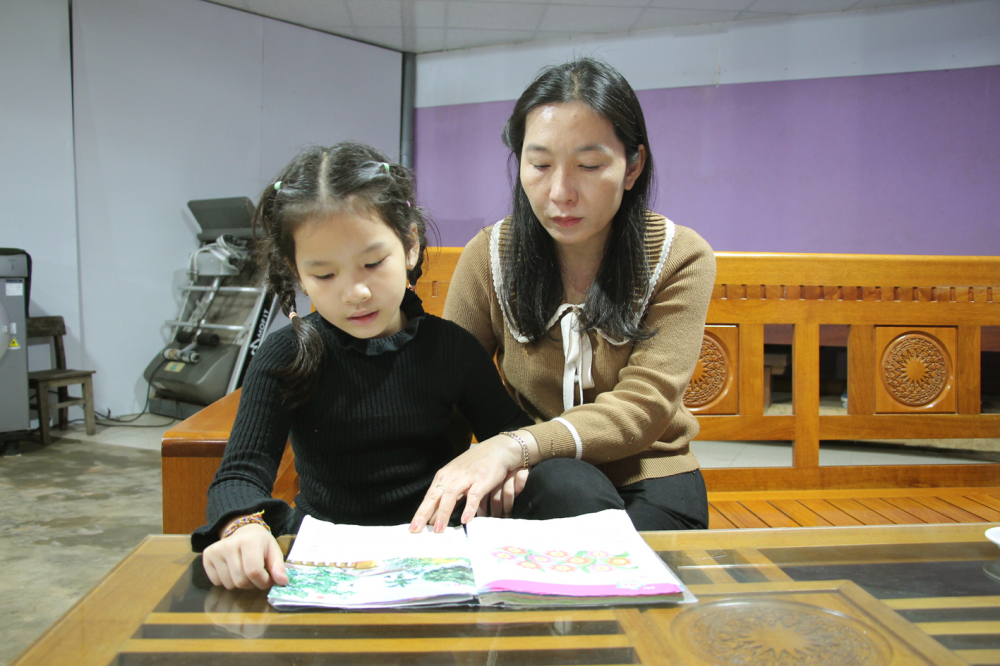 Một năm qua,  chị Giao Linh vừa  làm mẹ vừa làm “cha”  chăm sóc hai con nhỏ 