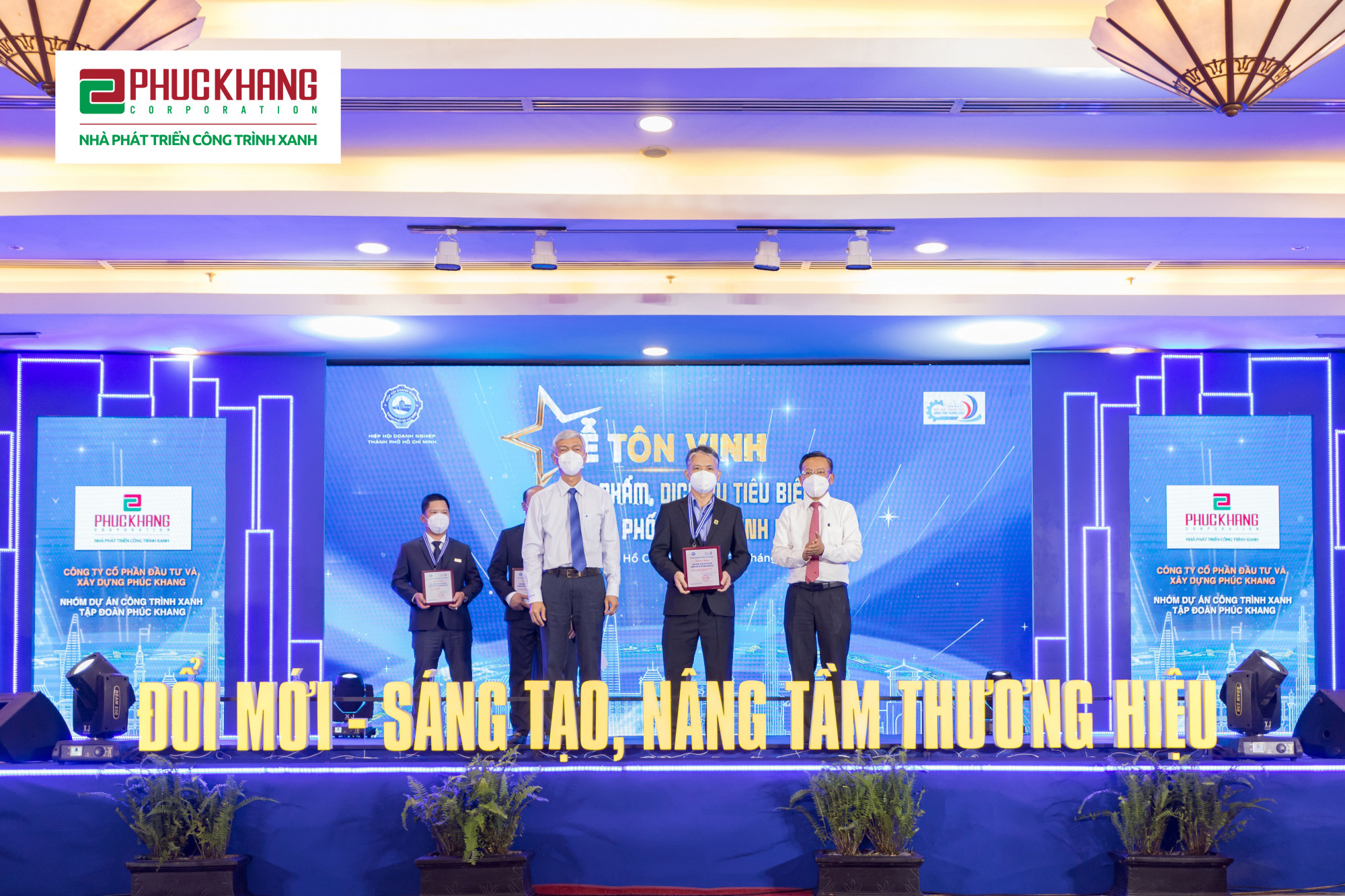 Ông Nguyễn Kiên Cường (giữa) đại diện Phuc Khang Corporation nhận danh hiệu “Sản phẩm, Dịch vụ tiêu biểu TP. Hồ Chí Minh năm 2021”