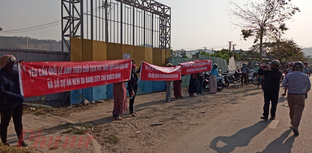 Người dân đã mua đất tại dự án New Da Nang City liên tục căng băng rôn yêu cầu Phú Gia Thịnh sớm bàn giao sổ đỏ theo hợp đồng