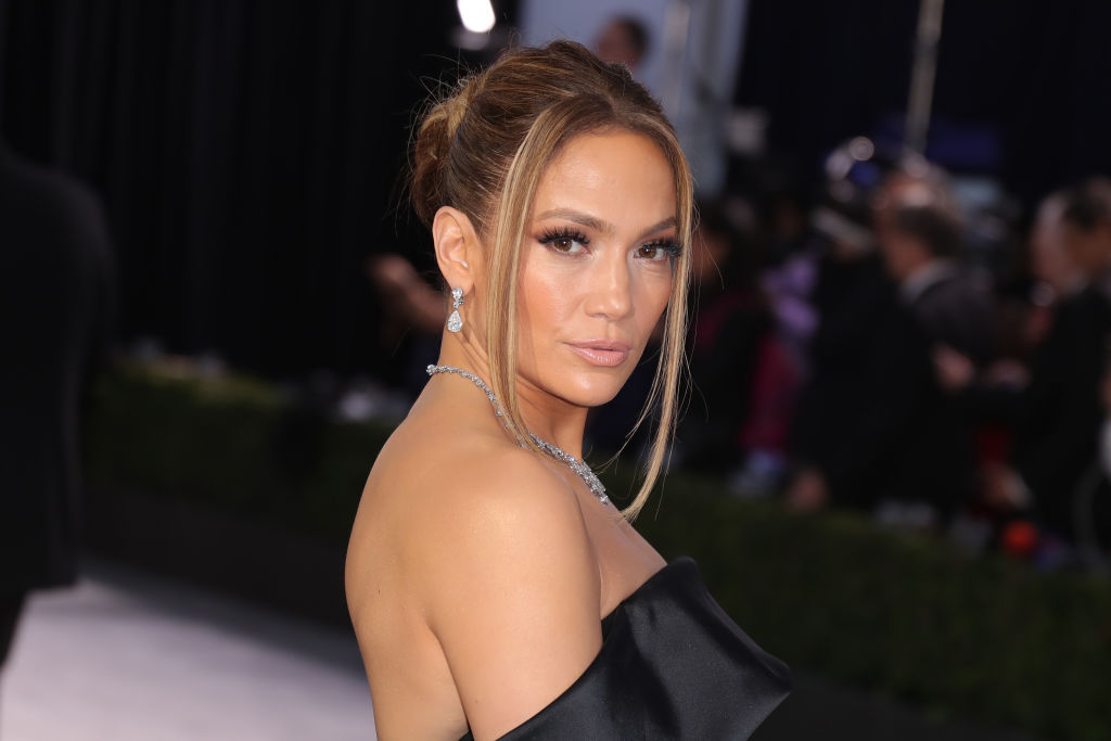 Jennifer Lopez nói không với cà phê và các chất có cồn để duy trì làn da khỏe khoắn.
