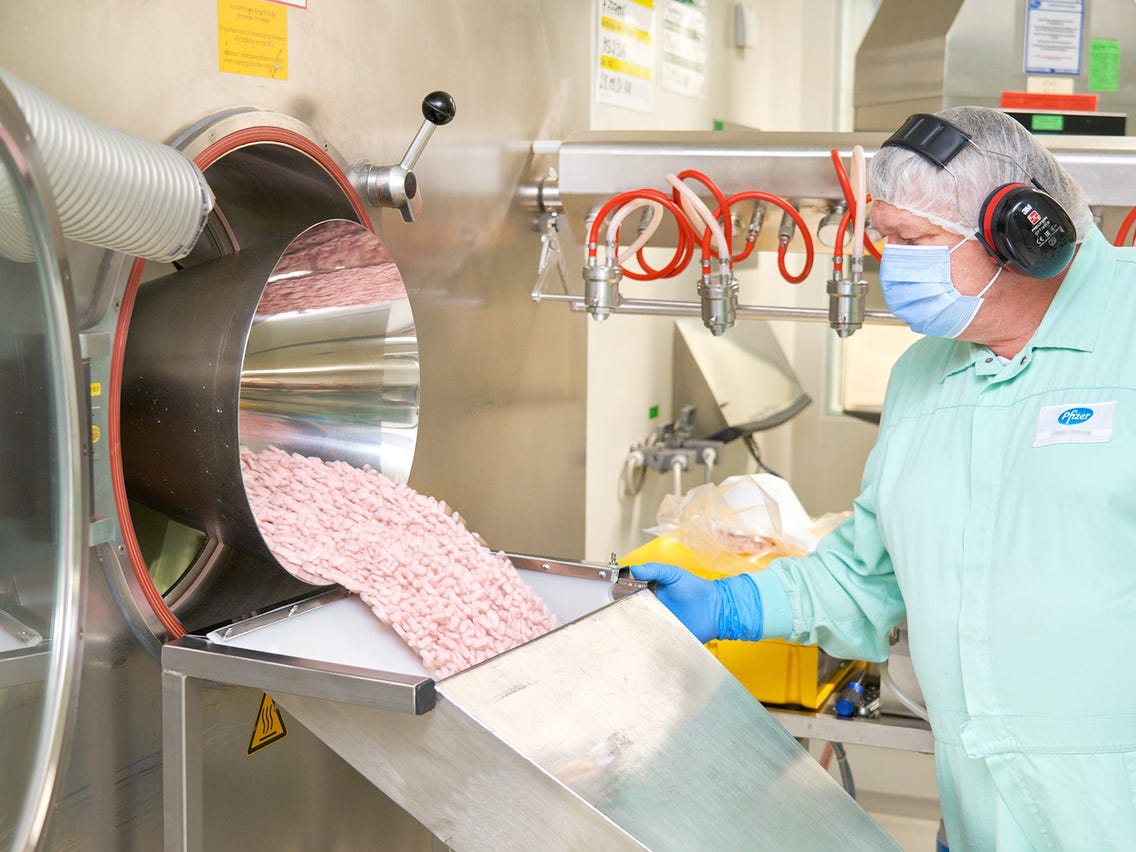 Một công nhân tại cơ sở sản xuất của Pfizer ở Freiburg, Đức, sản xuất viên thuốc kháng virus SARS-CoV-2 Paxlovid.
