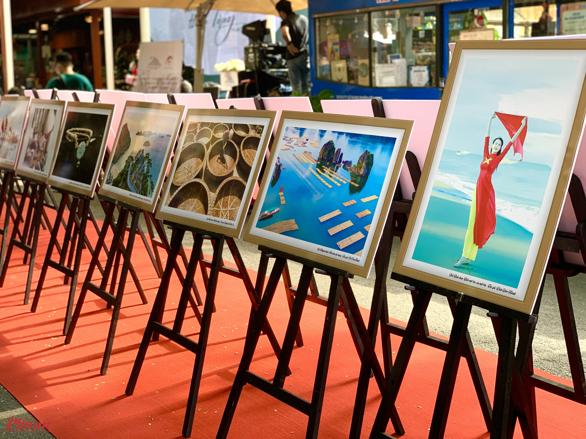 Trong khuôn khổ sự kiện, những tác phẩm từ Cuộc thi ảnh nghệ thuật chủ đề Đất nước nhìn từ biển cũng được trưng bày.
