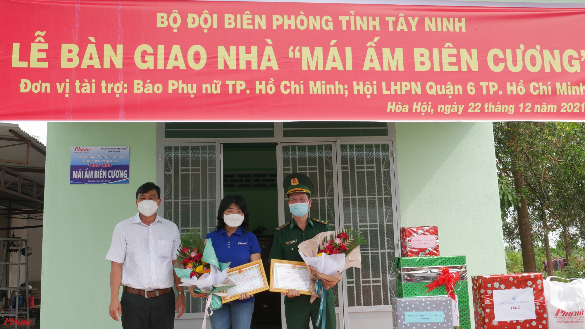 Lãnh đạo xã Hòa Hội gửi tặng hoa và thư cảm ơn đến Báo Phụ nữ và Bộ đội biên phòng tỉnh 