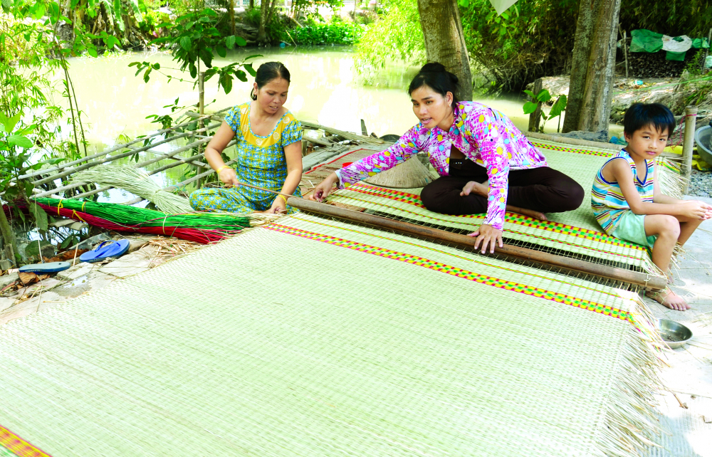 Một gia đình làm nghề dệt chiếu thủ công ở xã Định Yên, huyện Lấp Vò, tỉnh Đồng Tháp