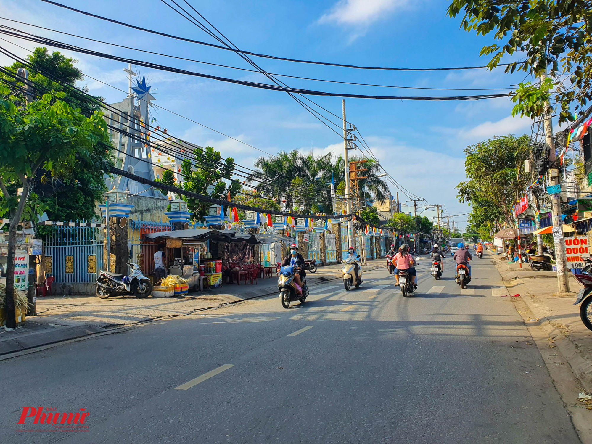 Khu vực trước cổng nhà  thờ Bình An, nơi đây mọi năm sẽ rất nhộn nhịp vào những ngày này, nhưng hiện tại chỉ lát đát người ra vào