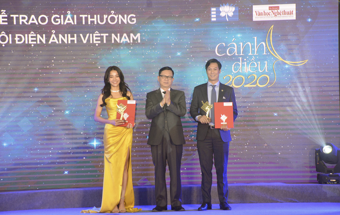 Diễn viên Karen Nguyễn nhận giải thưởng Nữ diễn viên phụ xuất sắc hạng mục Phim truyện điện ảnh
