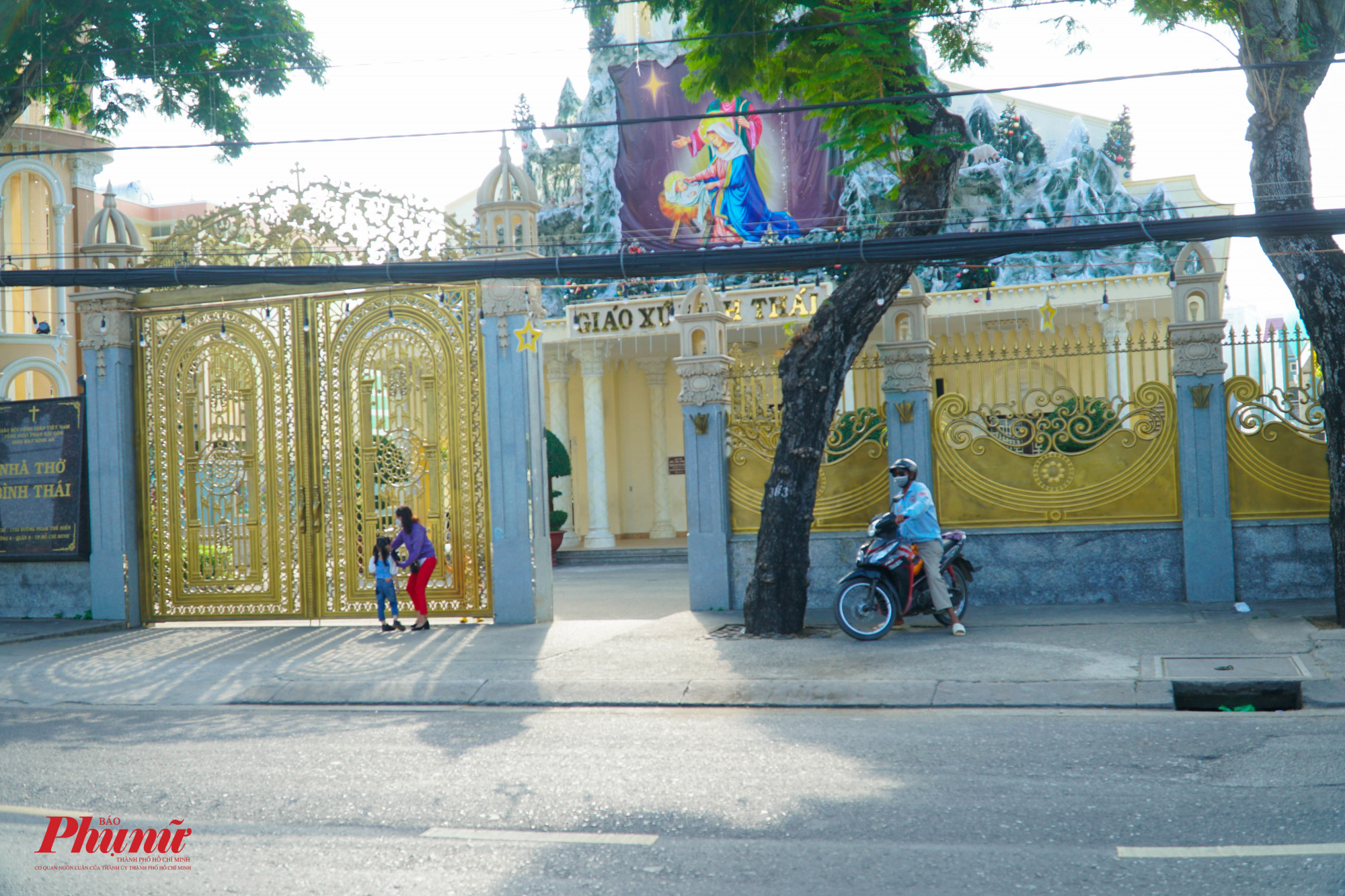 Khu vực trước cổng nhà thờ Bình Thái (đường Phạm Thế Hiển, quận 8) trầm lắm, rất ít người ra vào