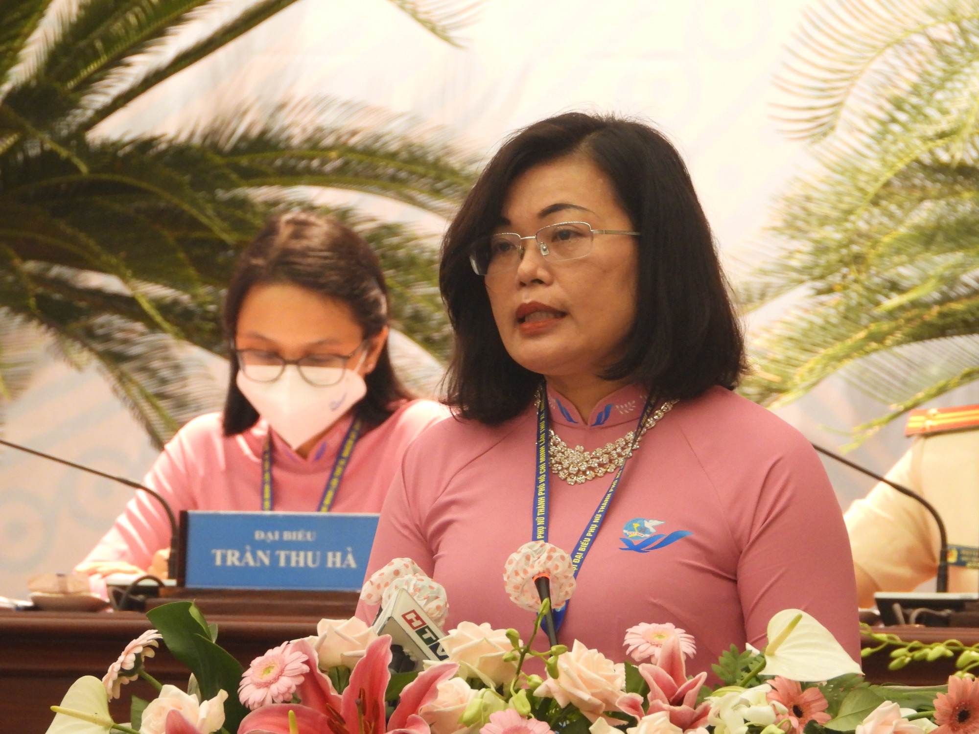 PGS - BS- TS Hoàng Thị Diễm Tuyết - Giám đốc bệnh viện Hùng Vương phát biểu tham luận tại đại hội
