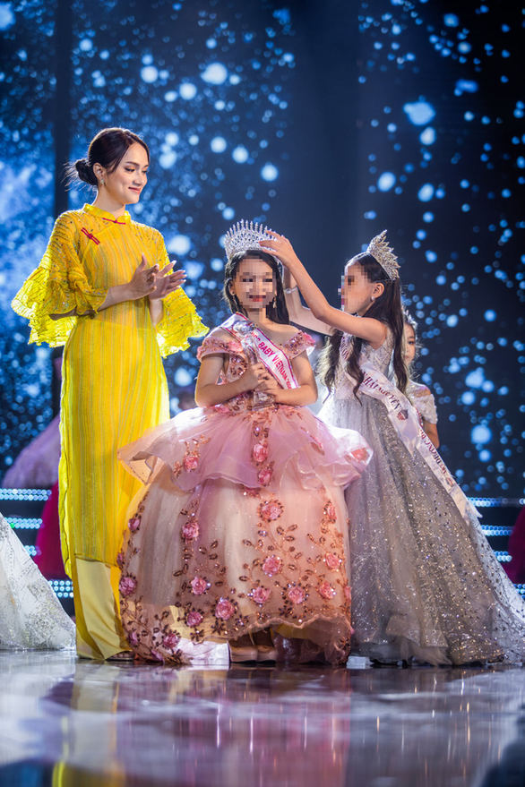 Hương Giang và đương kiêm hoa hậu trao vương miện cho thí sinh nhí tại cuộc thi Mis 