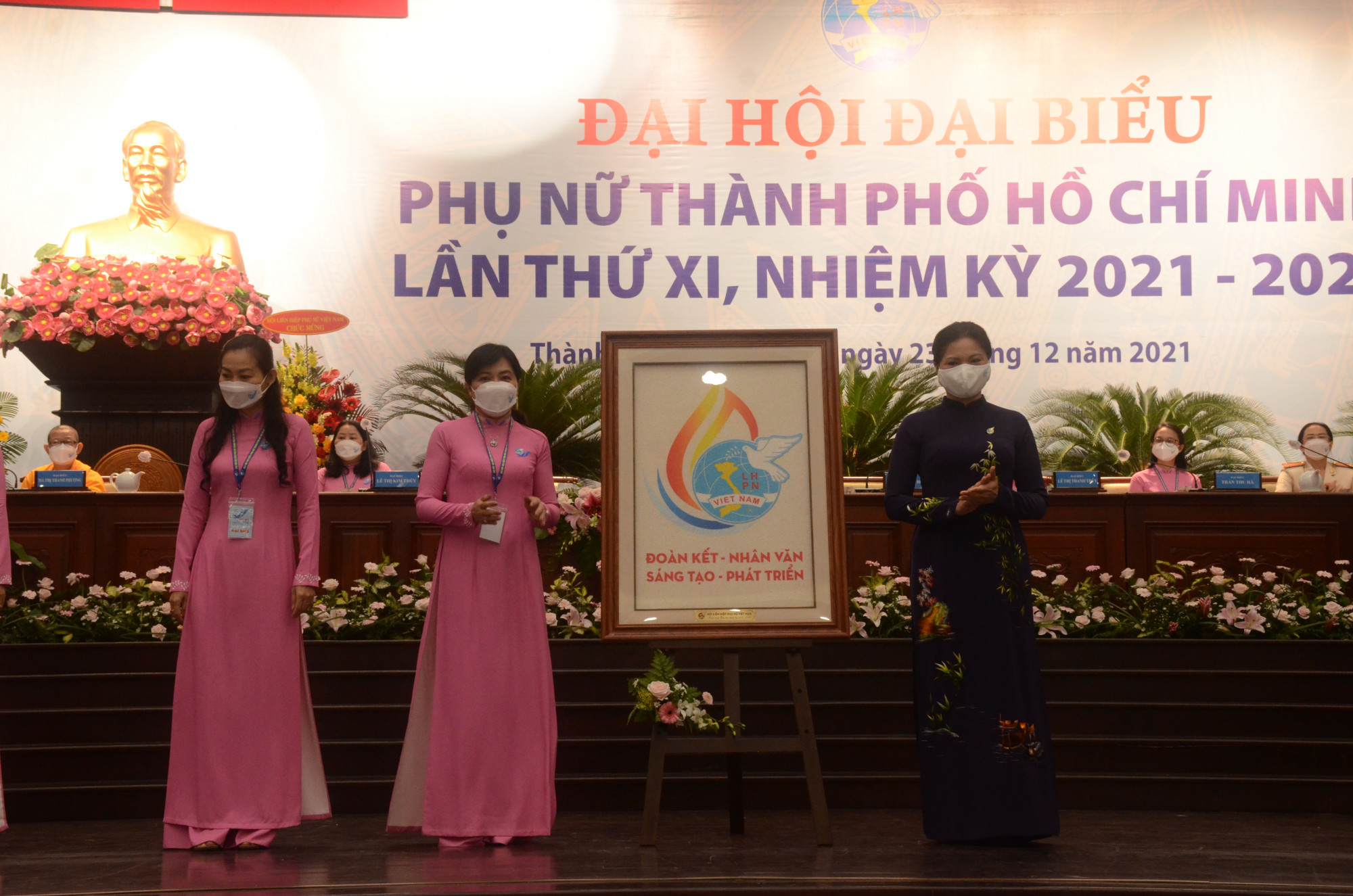 Bà Hà Thị Nga - Chủ tịch Hội LHPN Việt Nam tặng bức tranh gạo - Biểu trưng chính thức của Đại hội đại biểu Phụ nữ toàn quốc lần thứ 13 mang chủ đề “Phụ nữ Việt Nam khát vọng vươn xa” cho Hội LHPN TP