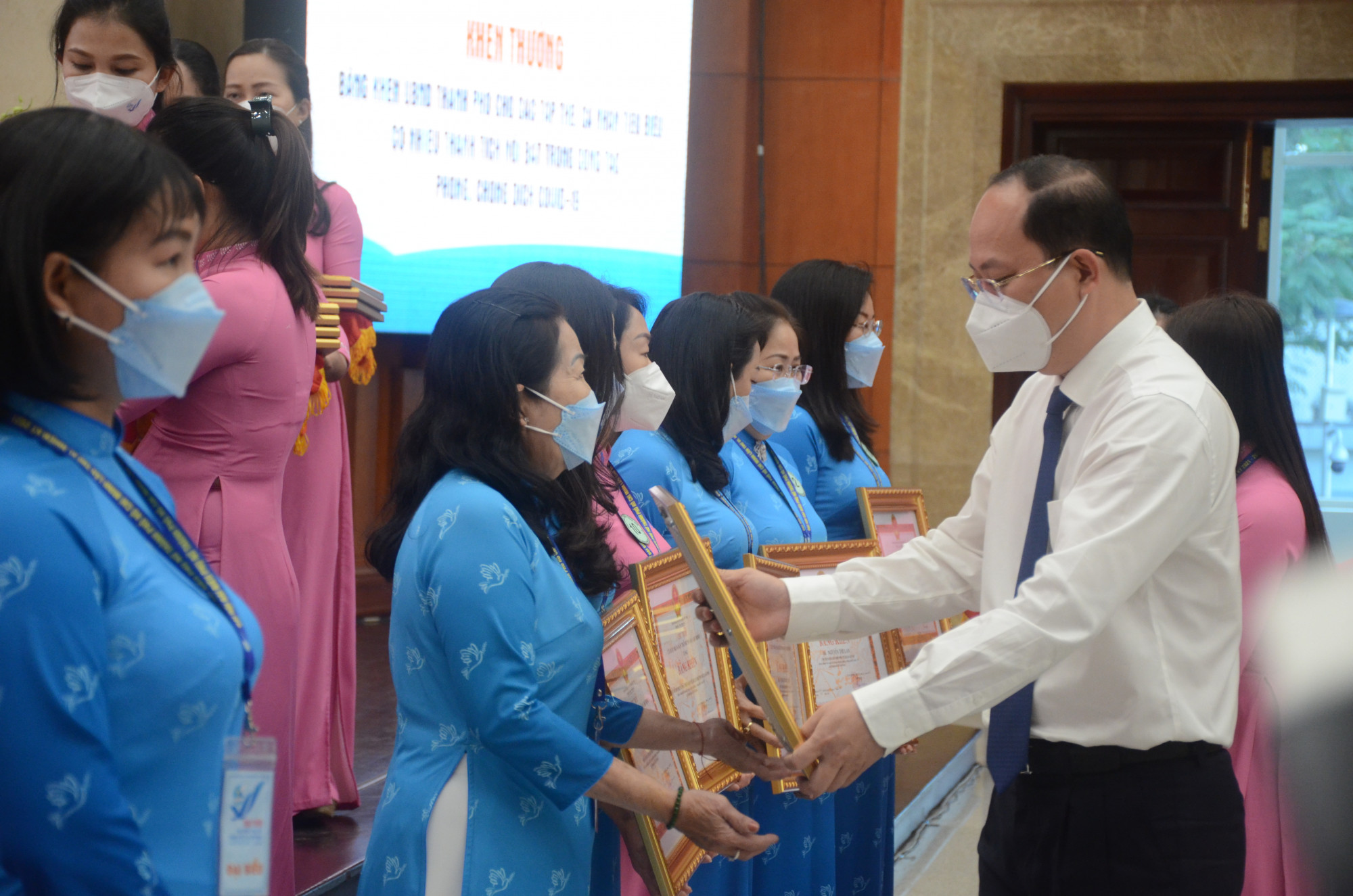Phó Bí thư Thành ủy TPHCM Nguyễn Hồ Hải tặng bằng khen cho các tập thể, cá nhân tại Đại hội