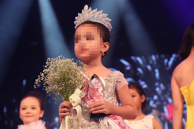 Cô bé T.T (5 tuổi) đăng quang cuộc thi hoa hậu nhí hồi năm 2018