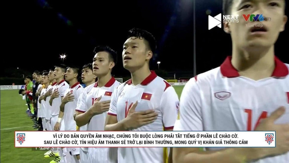 Ảnh chụp màn hình phần chào cờ trong trận đấu giữa đội tuyển Việt Nam - Lào