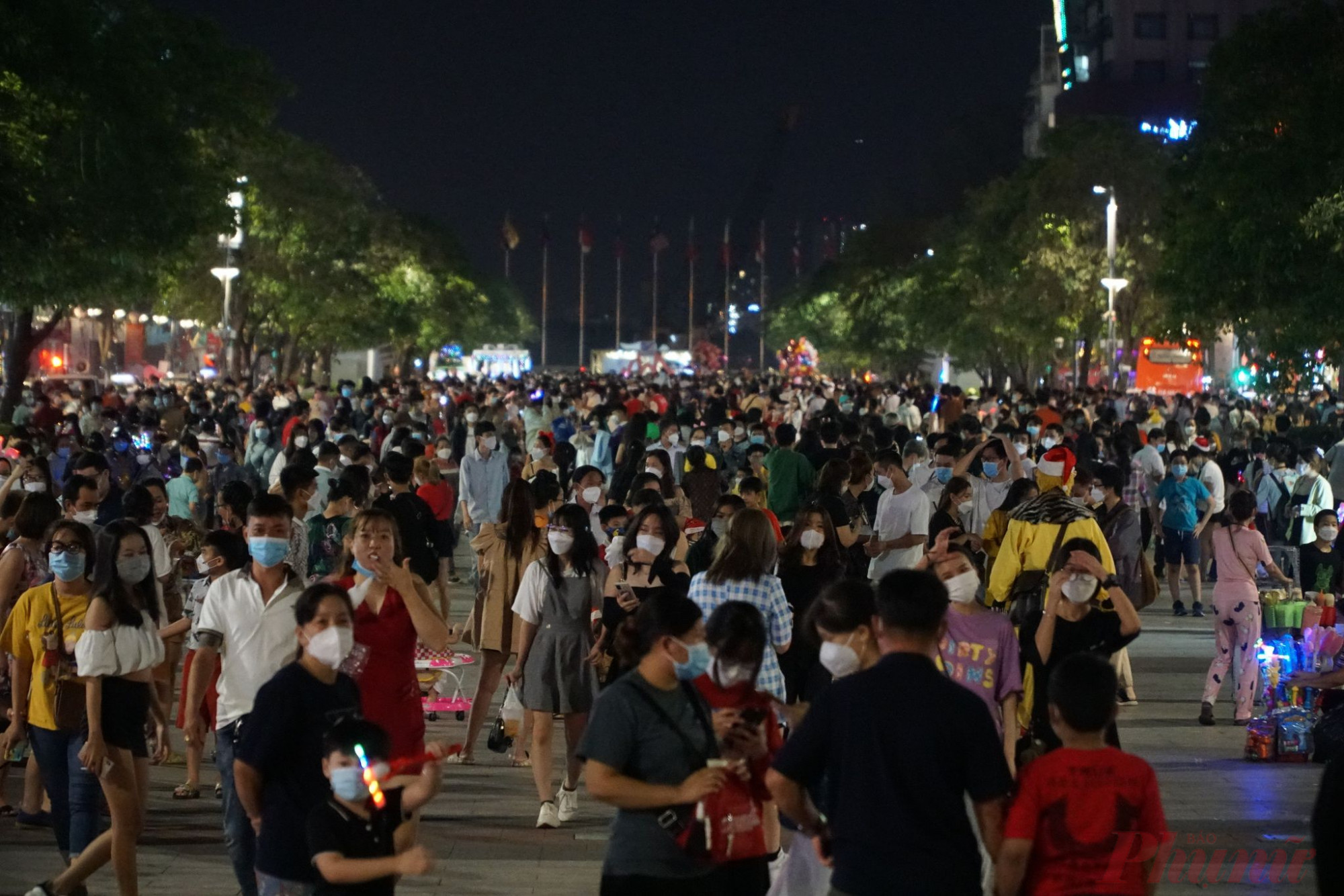 Tối 24/12, lượng lớn người dân TPHCM đã đổ về Phố đi bộ Nguyễn Huệ vui chơi, tận hưởng không khí Giáng sinh.