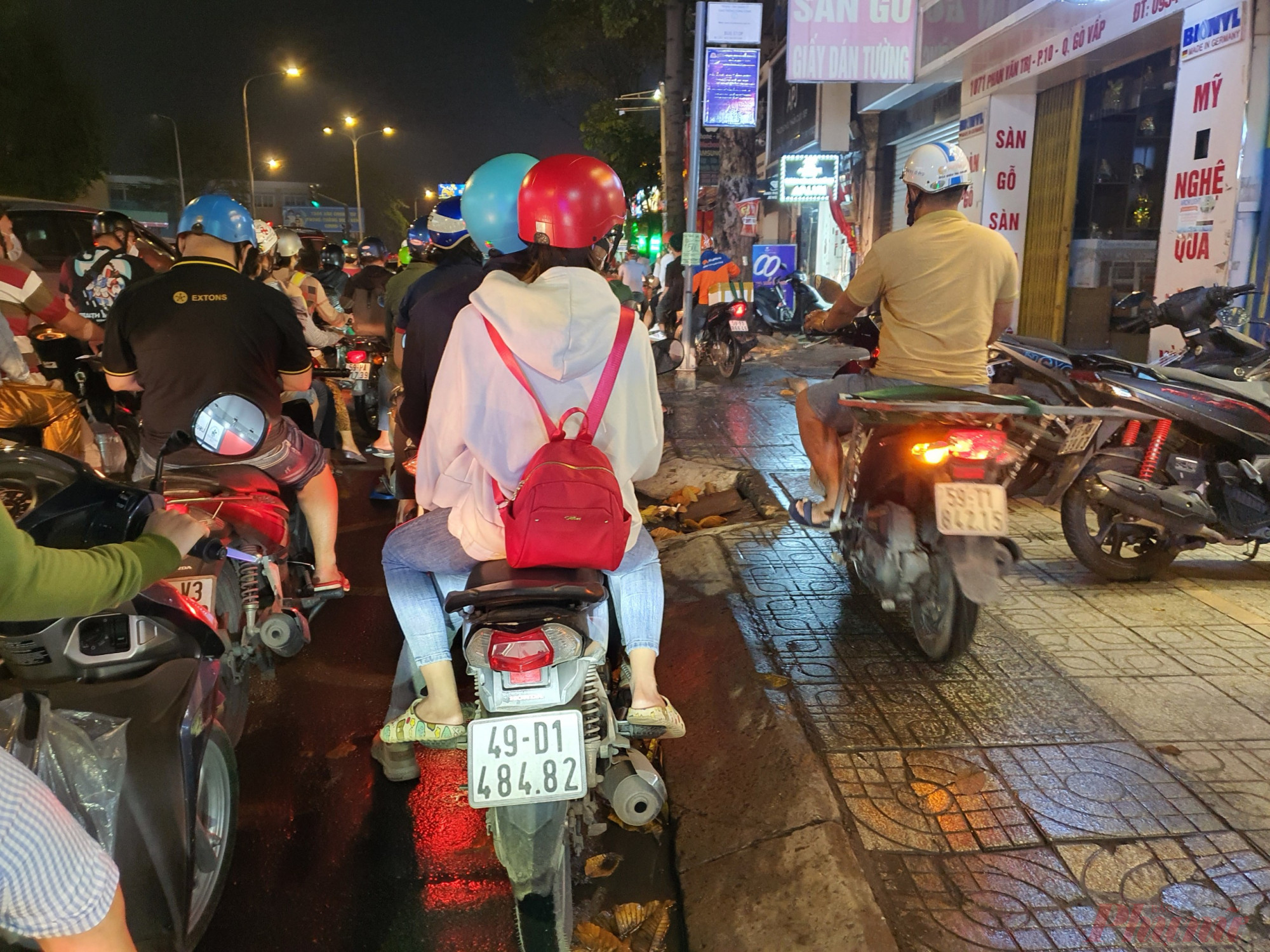 Không chỉ tại Phố đi bộ Nguyễn Huệ, lượng xe cộ đổ dồn về các khu vực trung tâm khiến tình trạng ùn ứ kéo dài. Nhiều người dân tỏ ra mệt mỏi khi phải chờ đời, người thì quay đầu, đi lên vỉa hè tìm cách thoát khiến tình trạng giao thông ngày càng hỗn loạn.