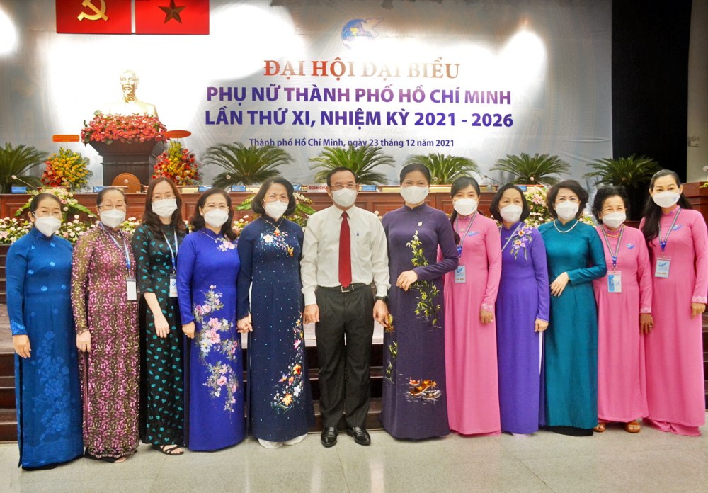 Ông Nguyễn Văn Nên - Ủy viên Bộ Chính trị - Bí thư Thành ủy TP.HCM - chụp ảnh lưu niệm cùng các nữ đại biểu