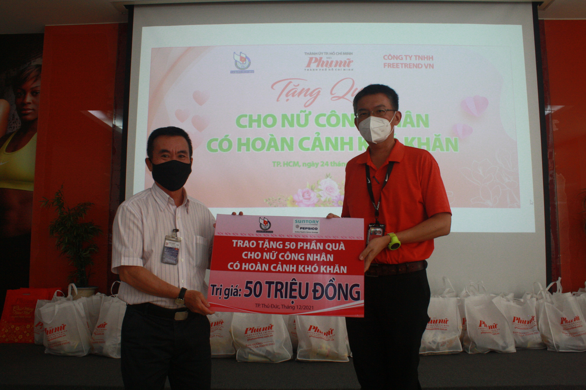Ông Dương Vũ Thông - Phó chủ tịch Hội Nhà báo TPHCM - trao tặng 50 phần quà cho nữ công nhân có hoàn cảnh khó khăn tại Công ty TNHH Freetrend Industrial Việt Nam. Ảnh: Quốc Ngọc