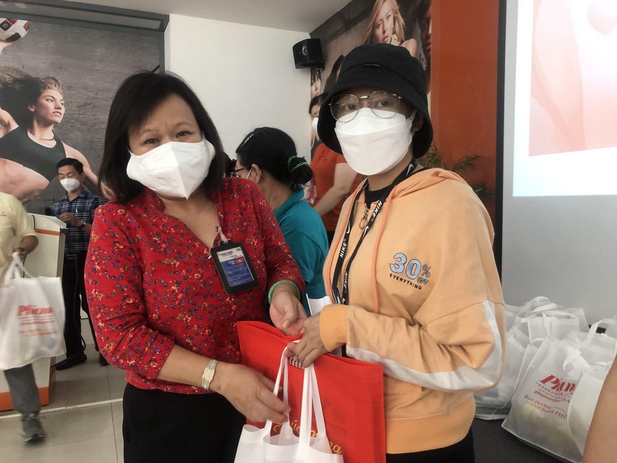 Bà Tạ Thị Nam Hồng - Phó tổng biên tập Báo Phụ nữ TPHCM trao quà của báo và hội nhà báo cho nữ công nhân khó khăn của Công ty TNHH Freetrend Industrial Việt Nam. Ảnh: Quốc Ngọc
