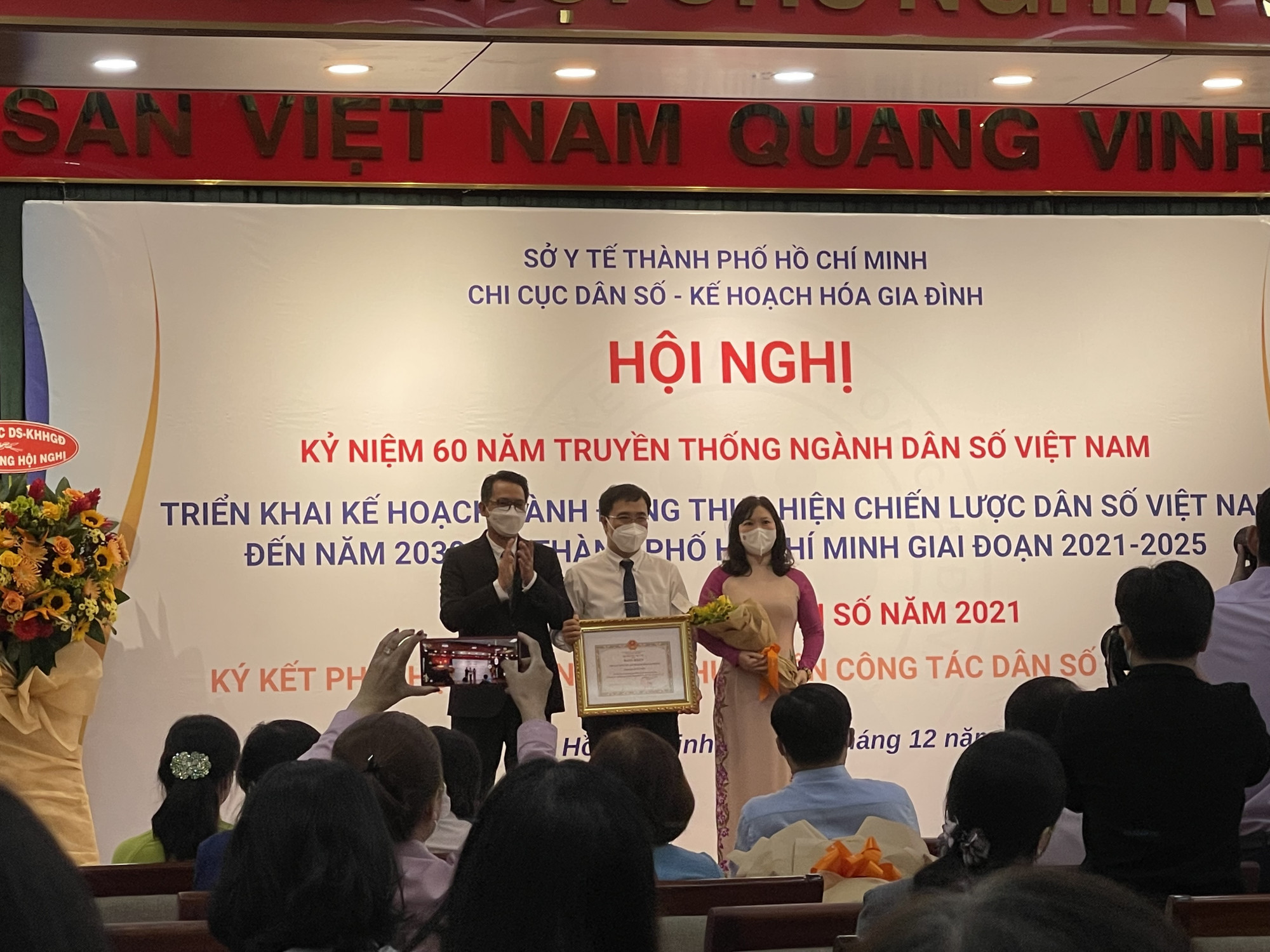 Các cá nhân và đơn vị được khen thưởng vì có thành tích cao trong hoạt động công tác dân số tại TPHCM. Ảnh: Thanh Huyền