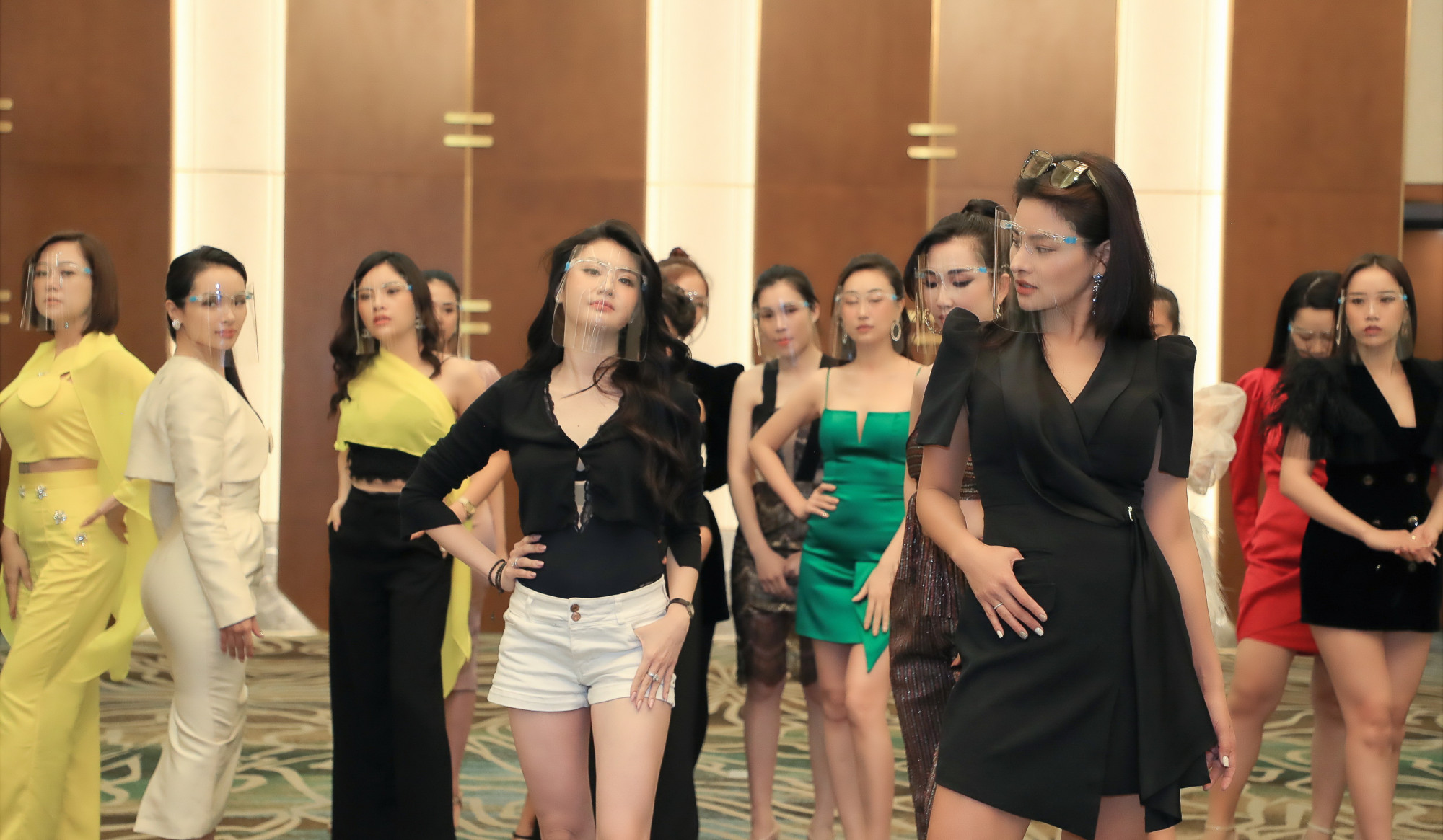 Mới đây nhất, cô tiếp tục hướng dẫn catwalk cho dàn thí sinh Hoa hậu Doanh nhân Việt Nam 2021. Xuất hiện tại buổi tập luyện, Vũ Thu Phương mặc chiếc đầm đen giản dị nhưng vẫn cực kì lôi cuốn nhờ vóc dáng quyến rũ và gương mặt xinh đẹp.