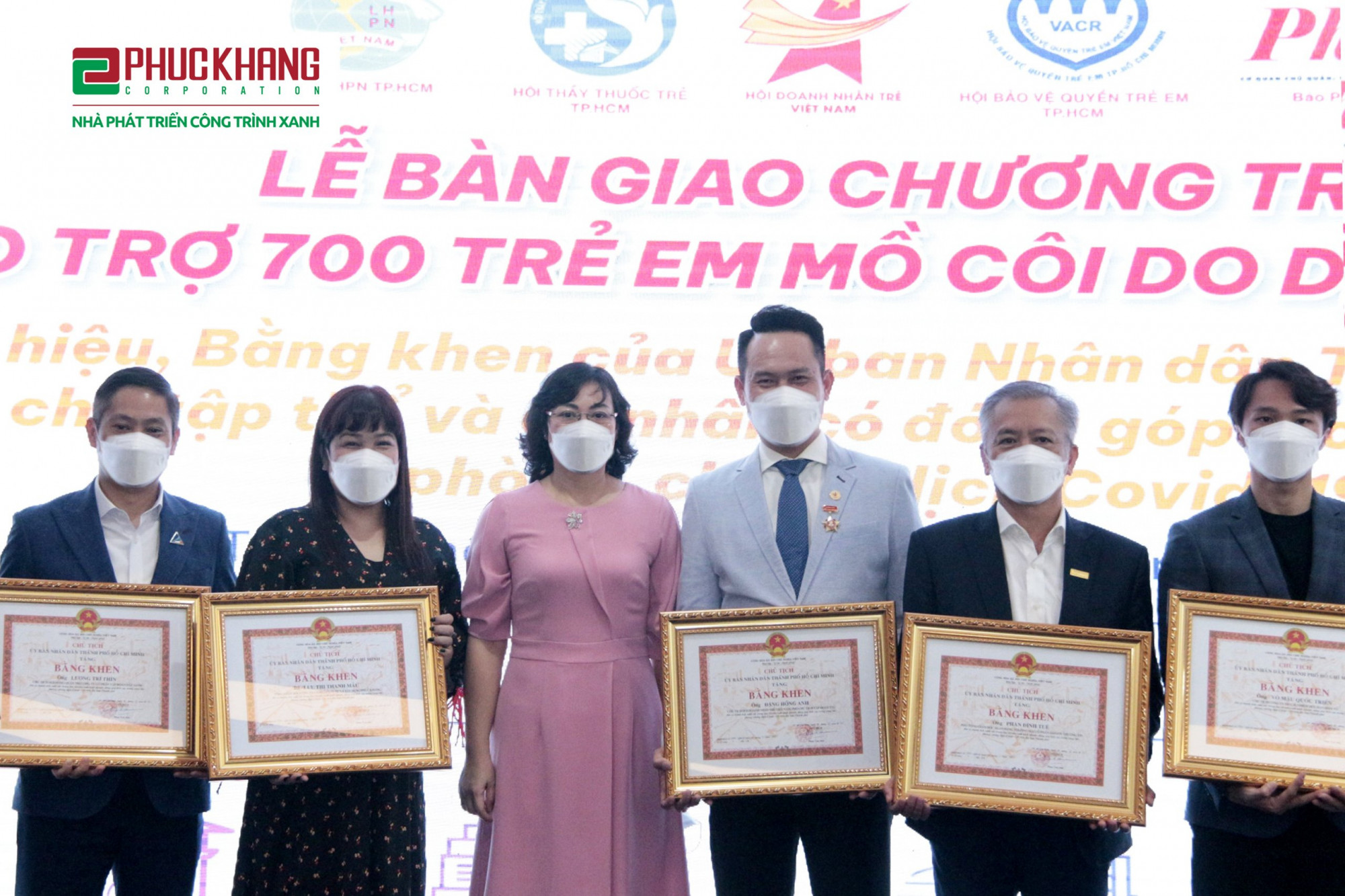 Bà Lưu Thị Thanh Mẫu (người đứng thứ 2 từ trái qua) đại diện Phuc Khang Corporation nhận bằng khen của UBND TPHCM cho tập thể, cá nhân có đóng góp trong công tác phòng, chống dịch COVID-19 - Ảnh: PK
