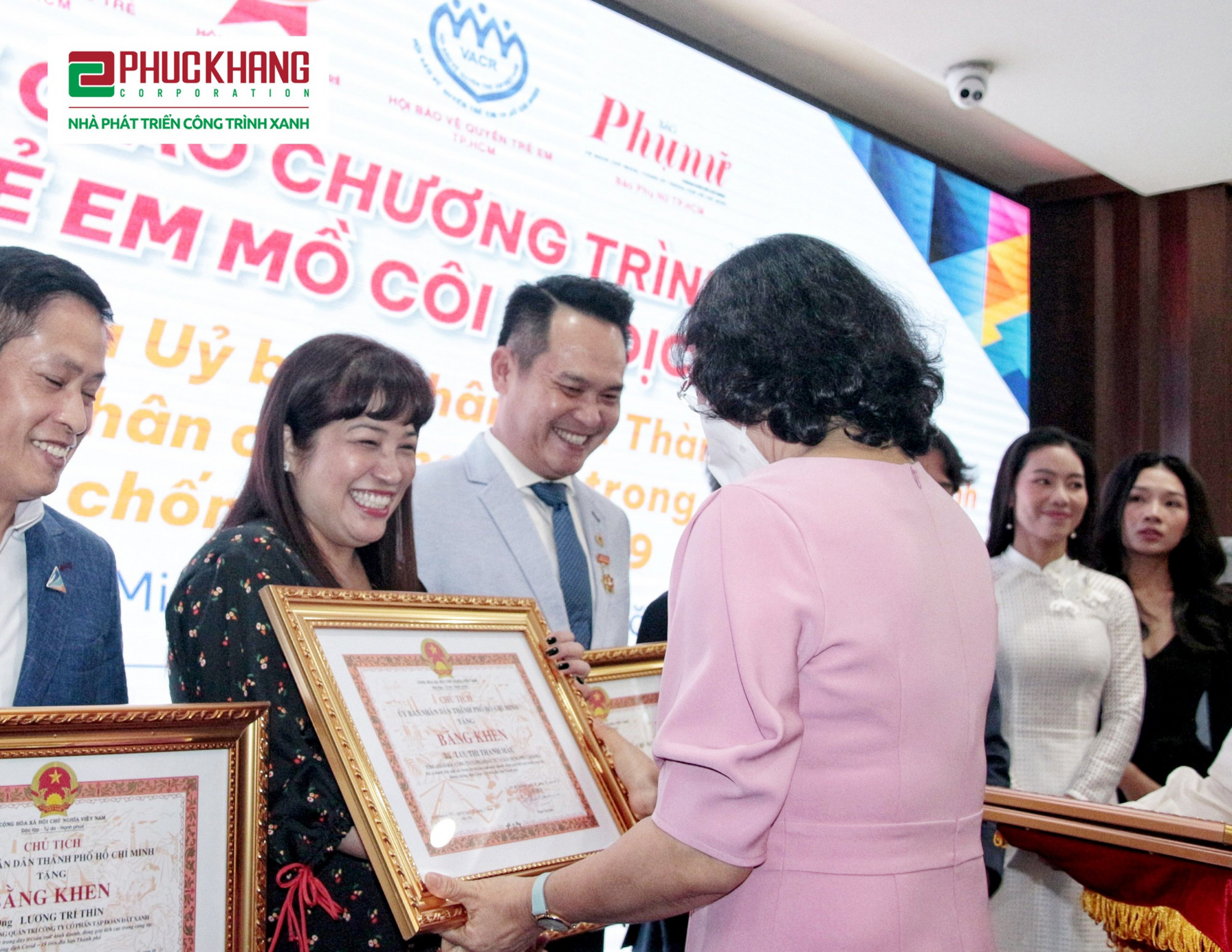Bà Lưu Thị Thanh Mẫu - CEO Phuc Khang Corporation nhận bằng khen từ đại diện UBND TPHCM - Ảnh: PK