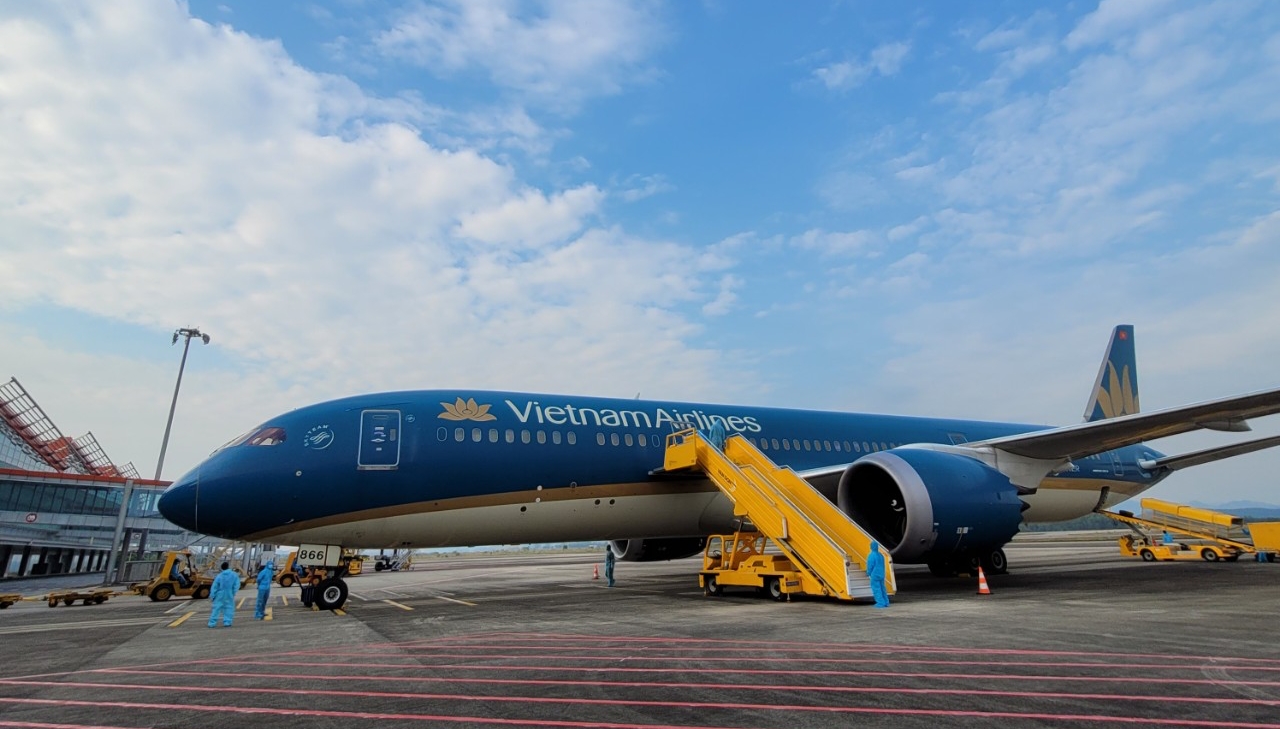 Mỗi tuần sẽ có 8 chuyến bay quốc tế thường lệ chở khách cả hai chiều giữa Việt Nam và Nhật Bản, chia đều cho các hãng hàng không 2 nước.