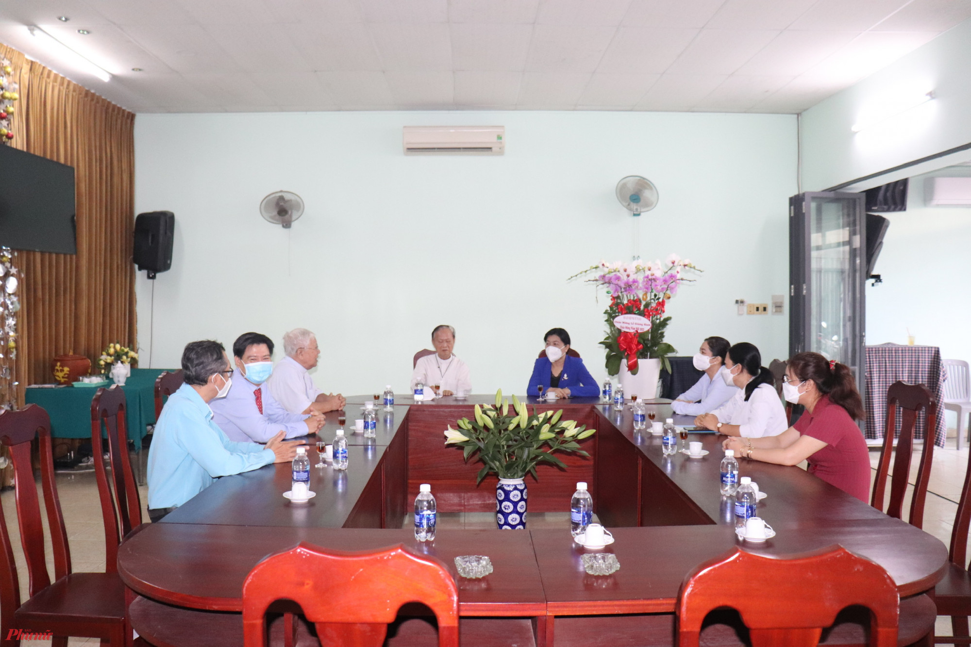 Chị Nguyễn Trần Phượng Trân - Thành ủy viên, Chủ tịch Hội LHPN TP. Hồ Chí Minh thăm và chúc mừng Ủy ban đoàn kết Công giáo TP. HCM