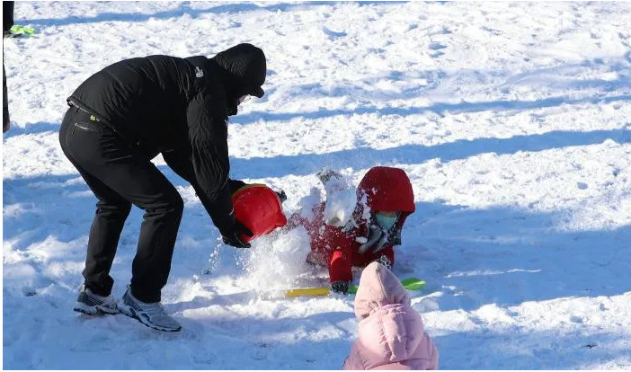 Ảnh hưởng bởi đợt không khí lạnh nên hầu hết các tỉnh trên khắp Hàn Quốc được dự báo có tuyết rơi dày đặc trong ngày 24/12. Do đó, phần lớn người dân lựa chọn các trò chơi trượt tuyết và các không gian ngoài trời cho các hoạt động vui chơi trong kỳ nghỉ lễ.