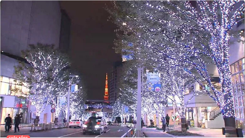 Không khí chào đón Giáng sinh cũng ngập tràn đường phố Tokyo, Nhật Bản bất chấp tiết trời lạnh giá.