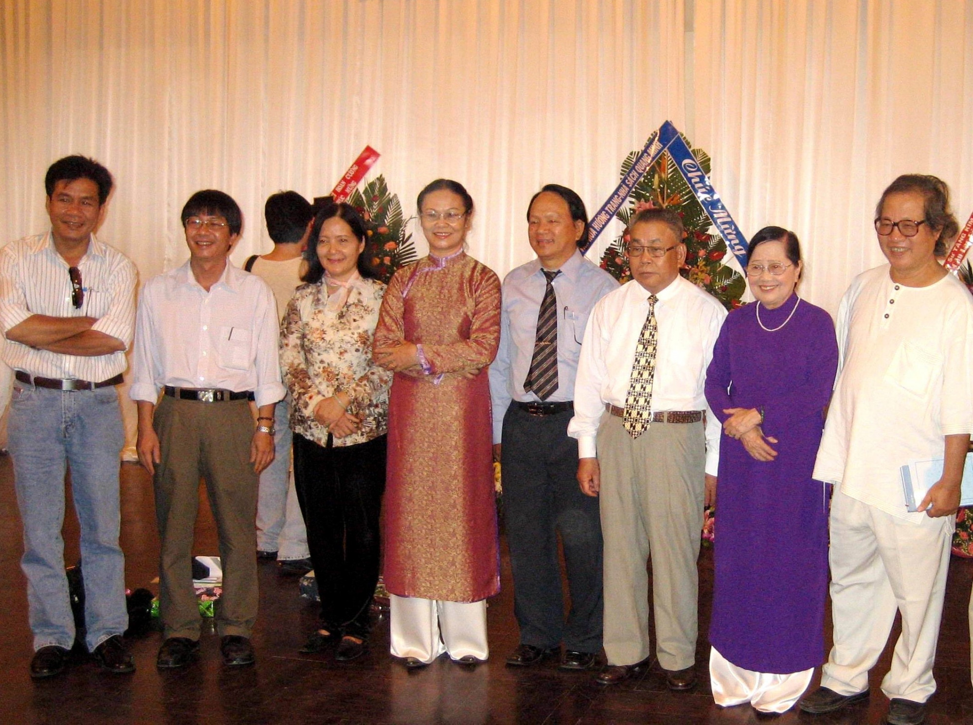 Từ trái: Lê Minh Quốc, Trương Nam Hương, Tôn Nữ Thu Thủy, Hồ Đắc Thiếu Anh, Trần Hữu Lục, vợ chồng nhà thơ Tôn Nữ Hỷ Khương và Trương Thìn.