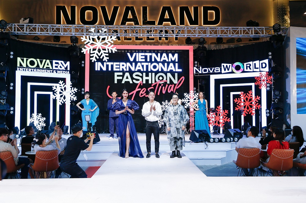 NSƯT Thành Lộc cùng các người mẫu trình diễn BST I am... yours của NTK Đức Duy - Ảnh: Novaland