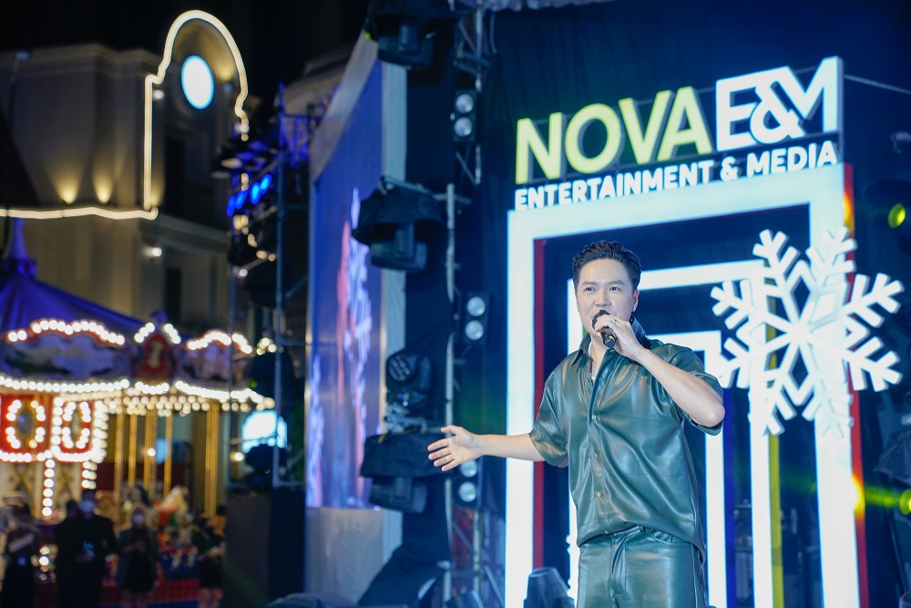 Ca sĩ Lê Hiếu cháy hết mình trên sân khấu VIFF - Ảnh: Novaland