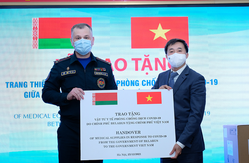 Thứ trưởng Bộ Y tế Việt Nam Trần Văn Thuấn và Ngài Andrei Yurzhyts - Thứ trưởng Bộ tình trạng khẩn cấp Cộng hòa Belarus trao tặng trang thiết bị phòng chống dịch giữa 2 nước - Ảnh: SKĐS