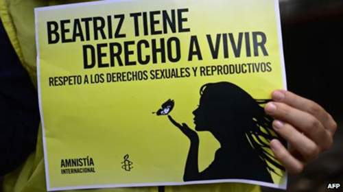 El Salvador nằm trong số 4 quốc gia ở Mỹ Latinh cấm phá thai trong mọi trường hợp, kể cả khi tính mạng của người mẹ gặp rủi ro và trong những trường hợp bị cưỡng hiếp. Những người khác là Nicaragua, Honduras và Cộng hòa Dominica. Các tội danh dành cho những phụ nữ phá thai trong bất kỳ trường hợp nào đều bị gán vào tội giết người và người mẹ có thể nhận án tù lên đến 40 năm.