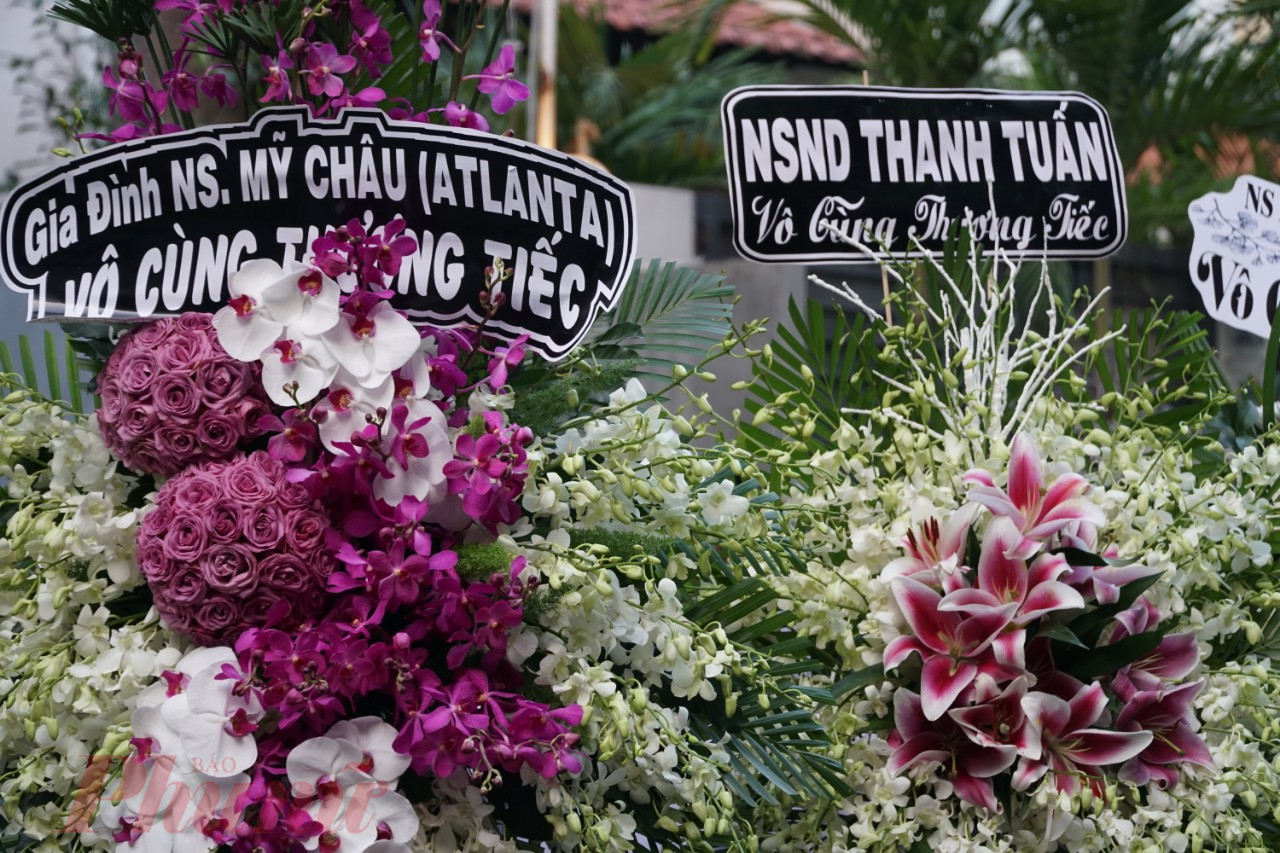 Một số nghệ sĩ ở xa như: NSƯT Mỹ Châu, CS Đàm Vĩnh Hưng cũng gửi vòng hoa đến viếng.