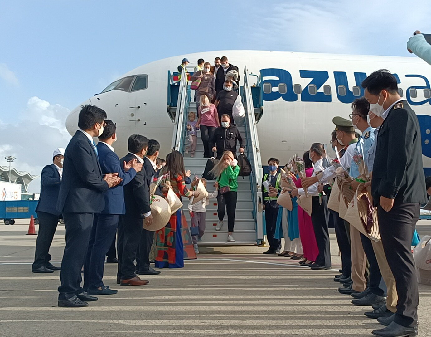 Đón đoàn khách Nga xuống Sân bay Quốc tế Cam Ranh