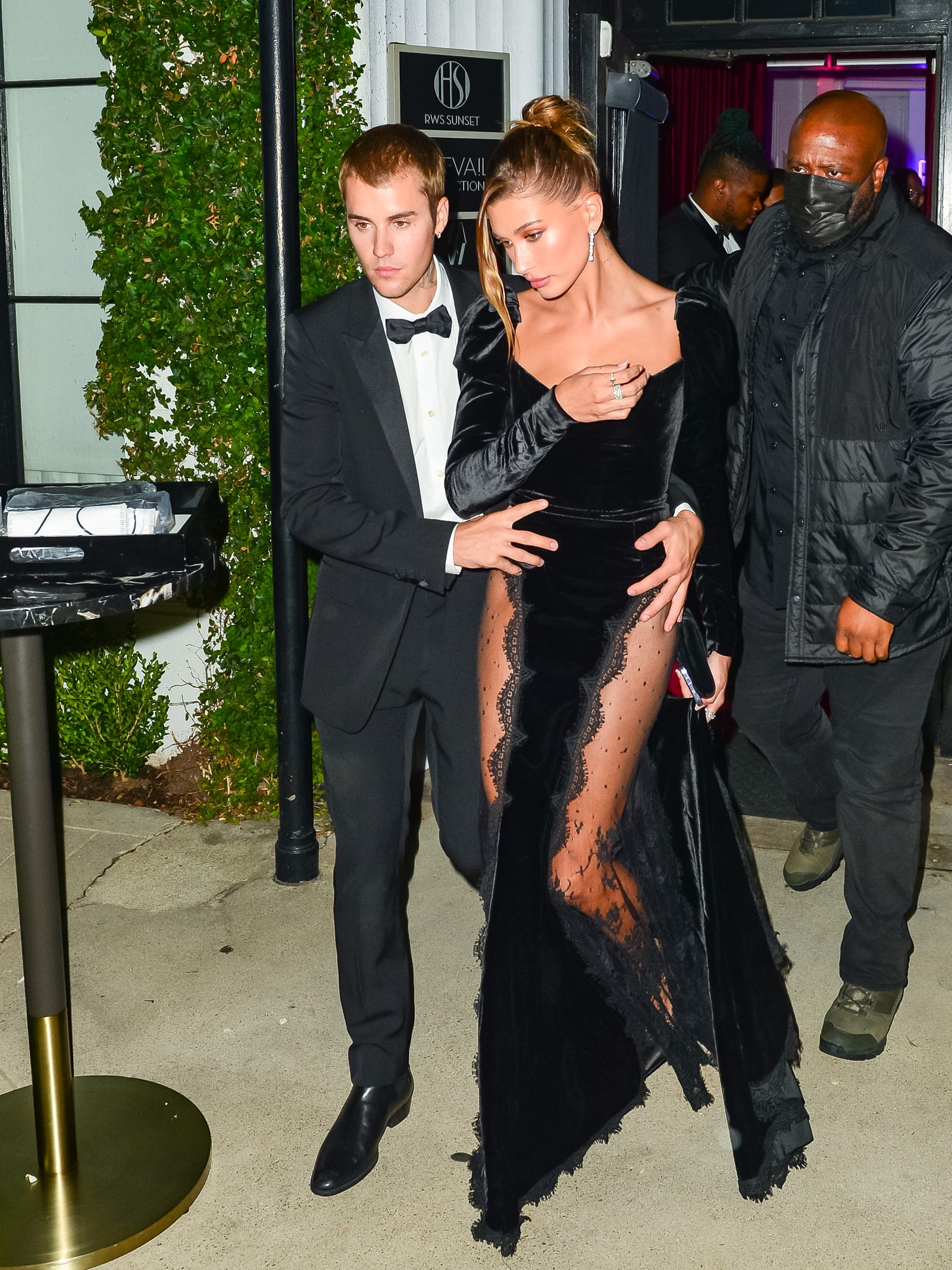 Khi xuất hiện cùng vợ, Hailey Bieber, anh chàng thường chọn những trang phục thanh lịch hơn nhưng khồng hề có cảm giác truyền thống và nhàm chán.